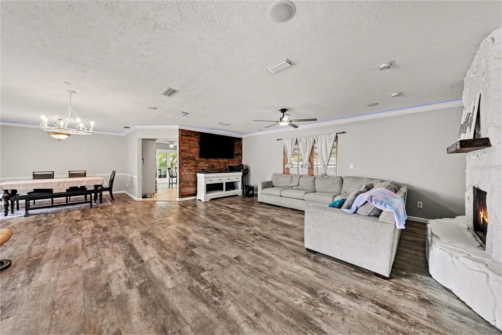 Listing photo id 6 for 208 Donatello Drive