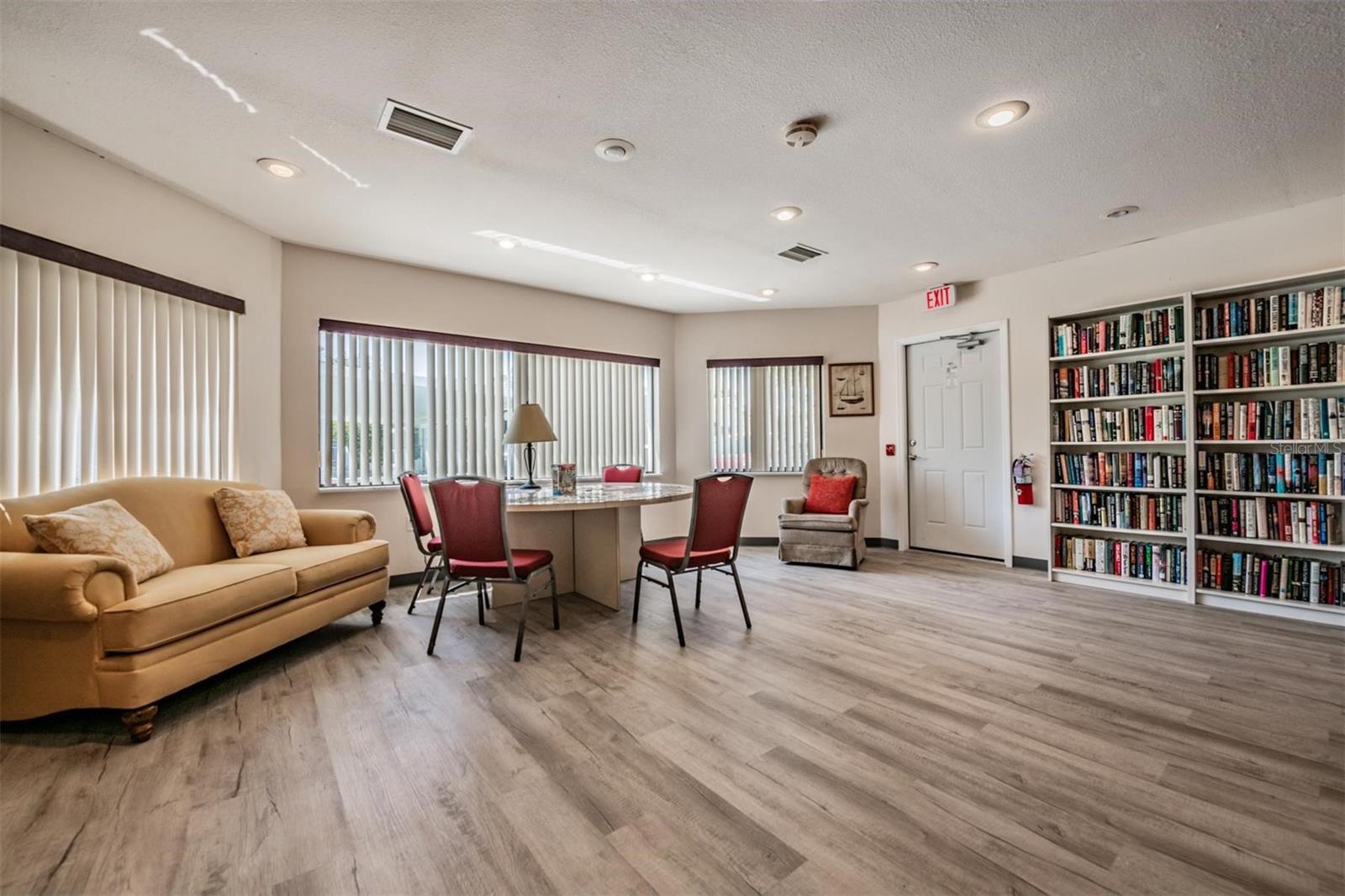 Image 38 of 47 For 605 Michigan Boulevard 39