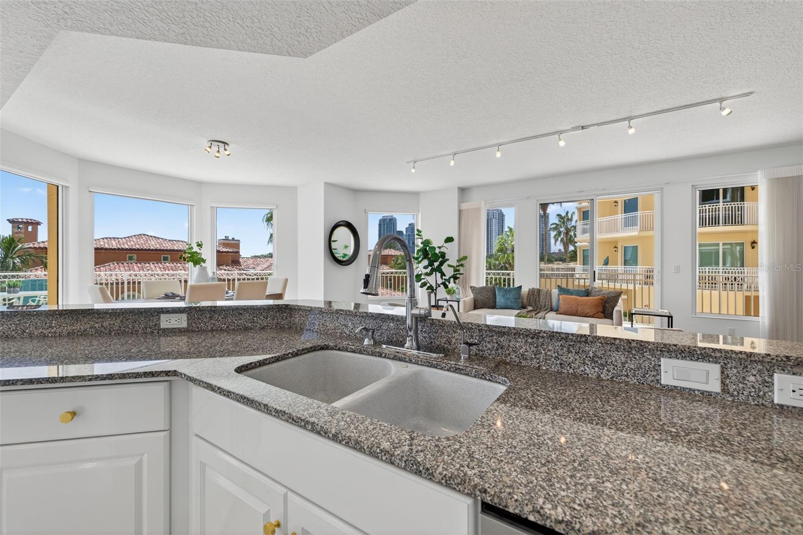 Image 17 of 52 For 555 5th Avenue Ne 332