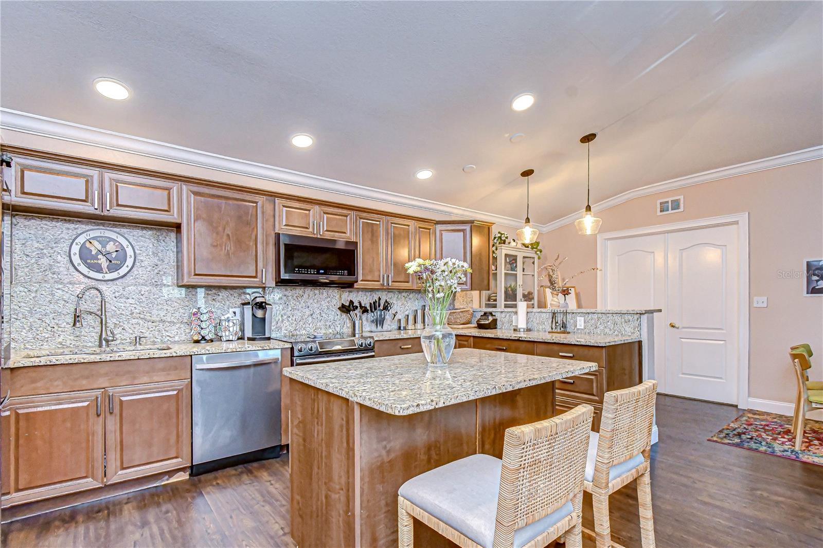 Image 9 of 39 For 6137 12th Avenue S