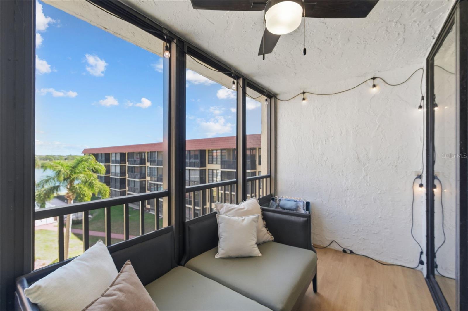 Image 19 of 39 For 19701 Gulf Boulevard 423