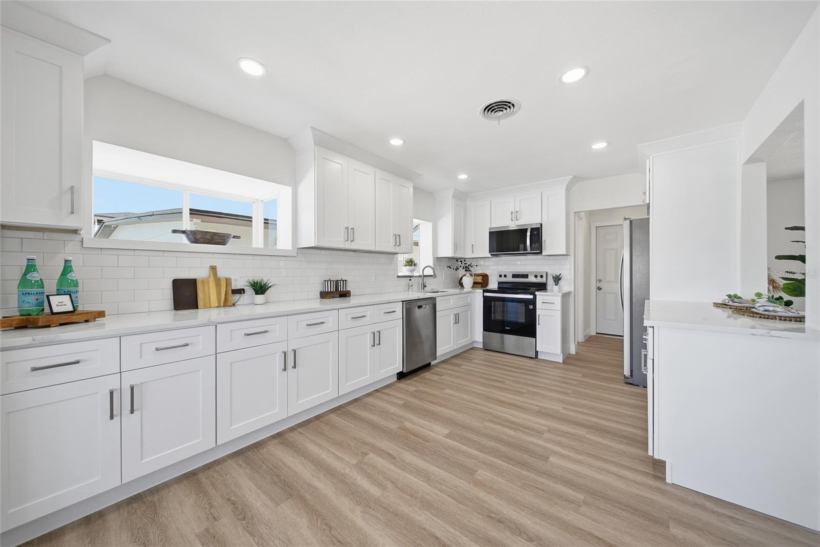 Listing photo id 17 for 16113 5th Street E