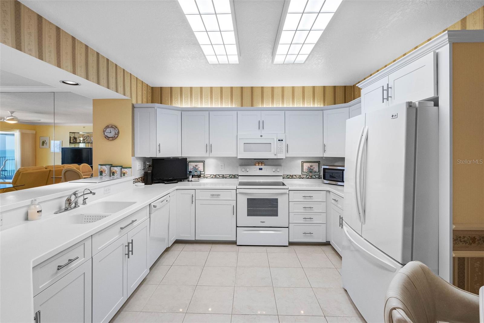 Image 31 of 85 For 16750 Gulf Boulevard 414