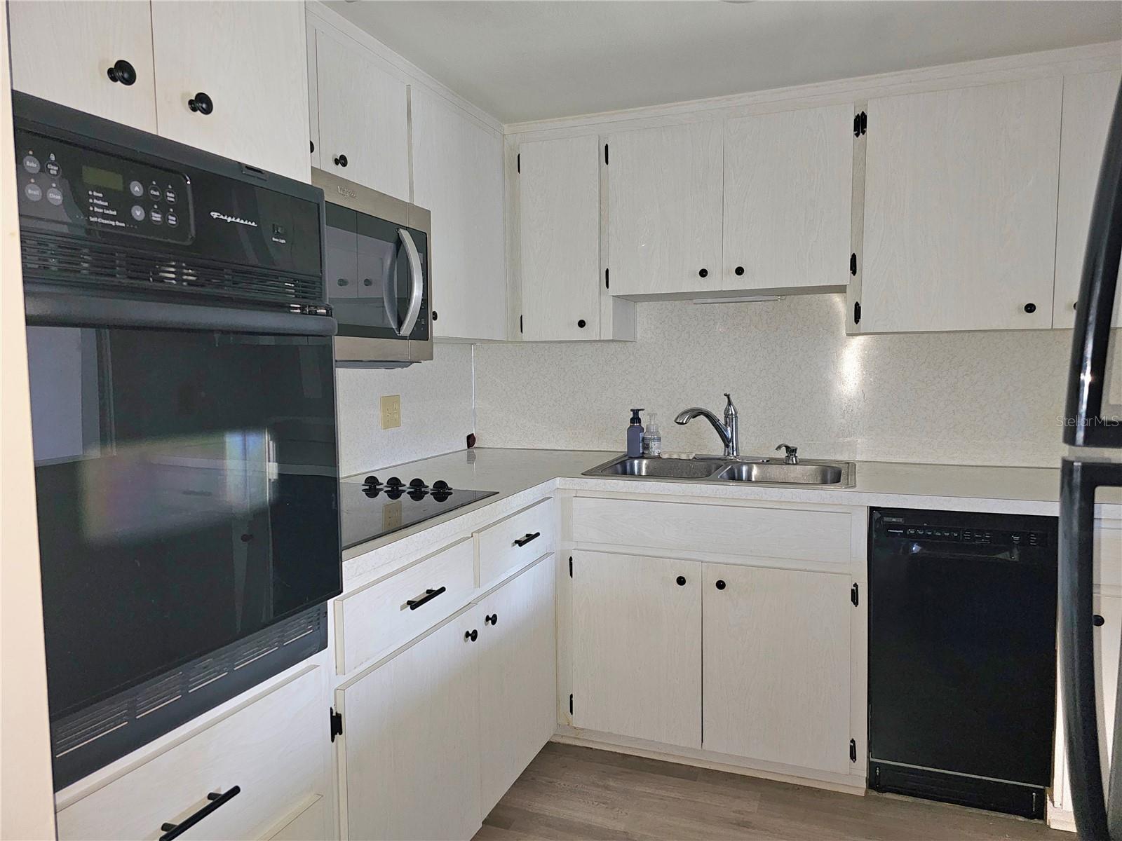 Image 3 of 62 For 2457 Ecuadorian Way 75