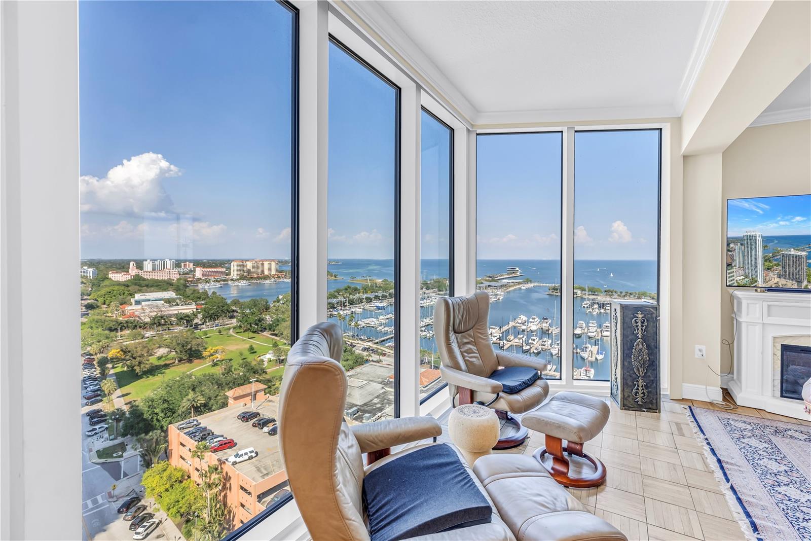 Image 11 of 46 For 1 Beach Drive Se 1702