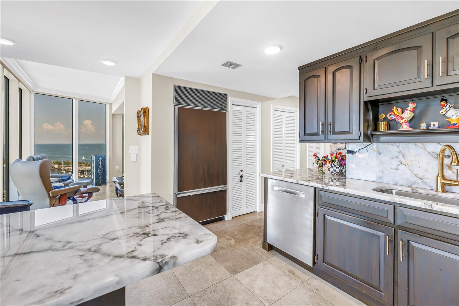 Image 15 of 46 For 1 Beach Drive Se 1702