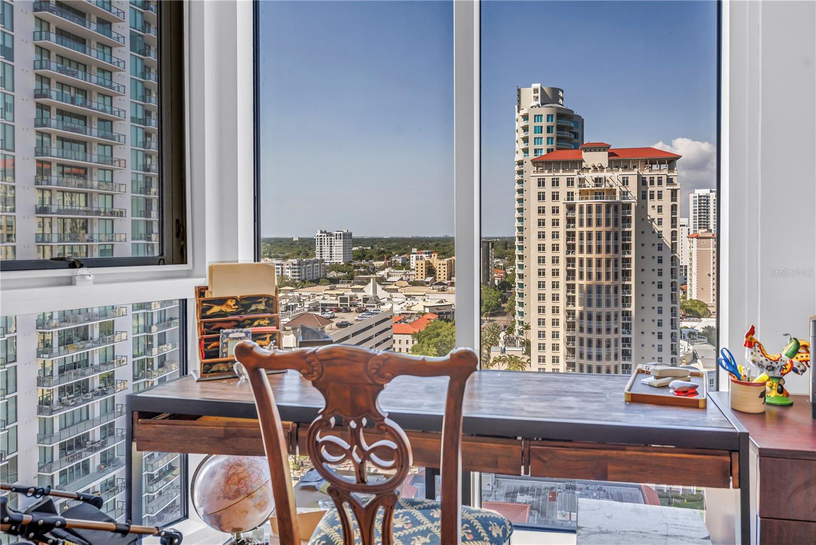 Image 18 of 46 For 1 Beach Drive Se 1702