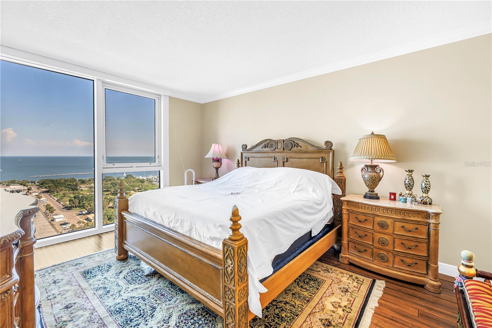 Image 21 of 46 For 1 Beach Drive Se 1702