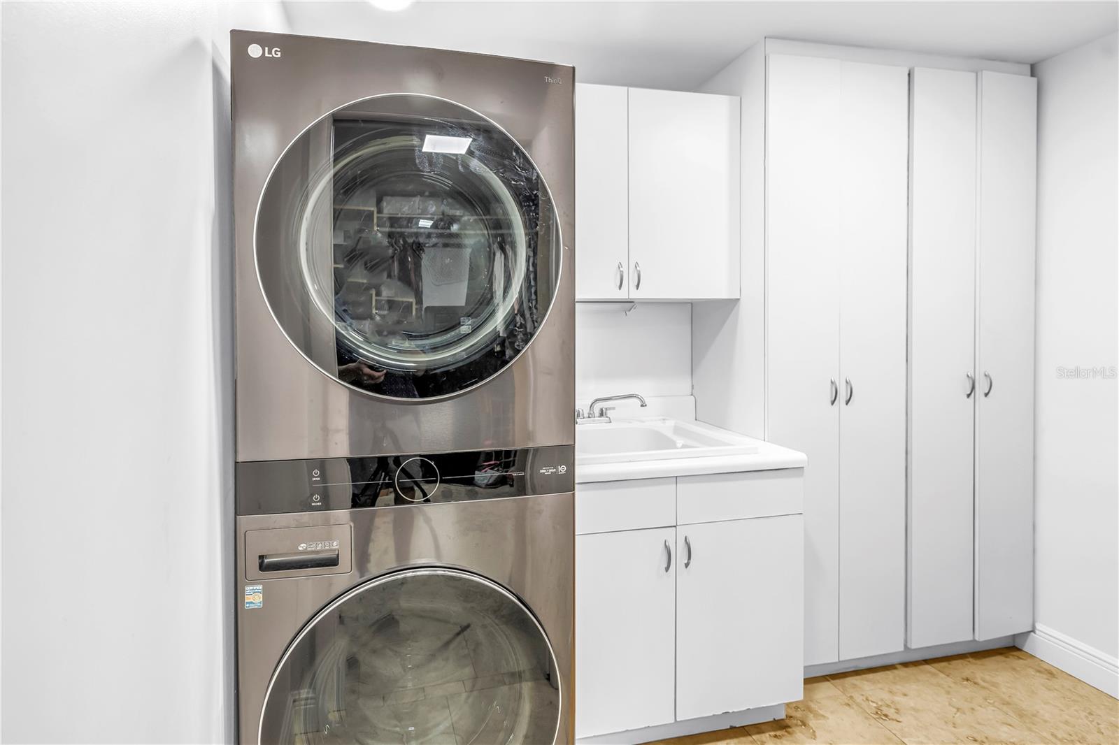 Image 27 of 46 For 1 Beach Drive Se 1702