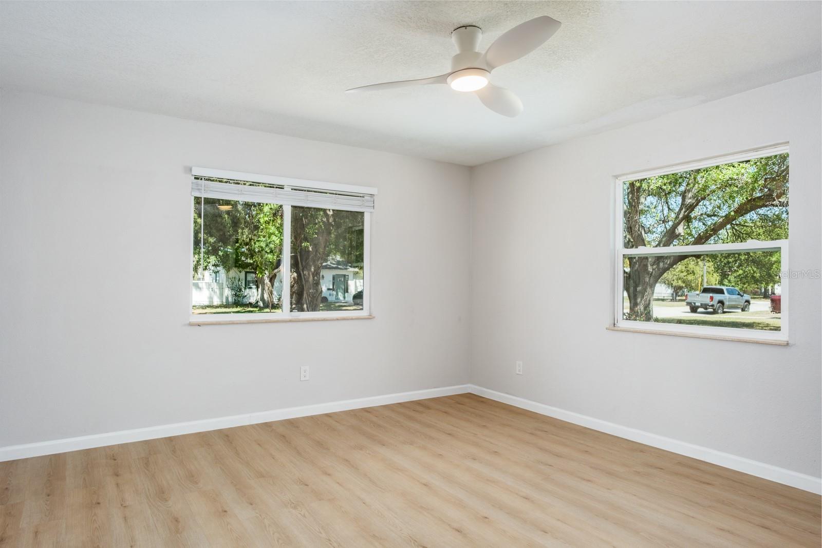 Listing photo id 13 for 4228 37th Avenue N