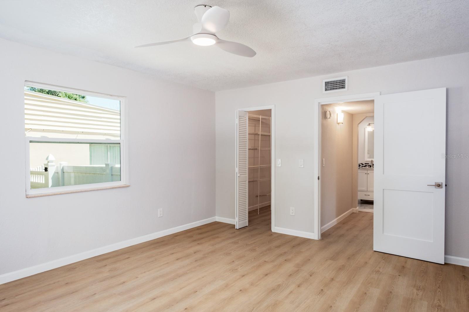 Listing photo id 14 for 4228 37th Avenue N