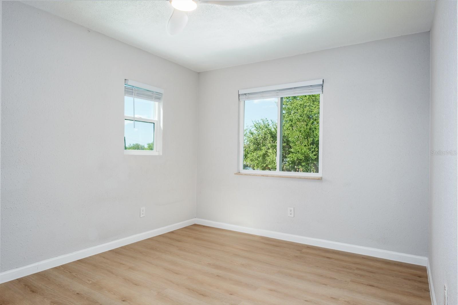 Listing photo id 19 for 4228 37th Avenue N