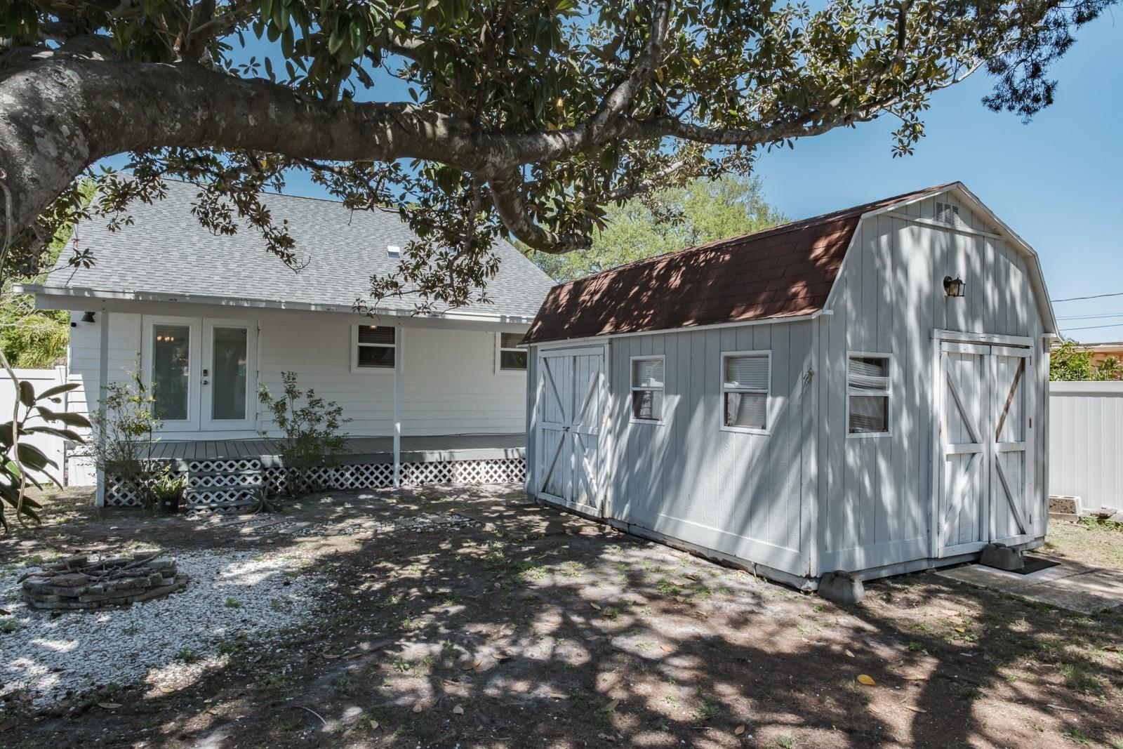 Listing photo id 27 for 4228 37th Avenue N