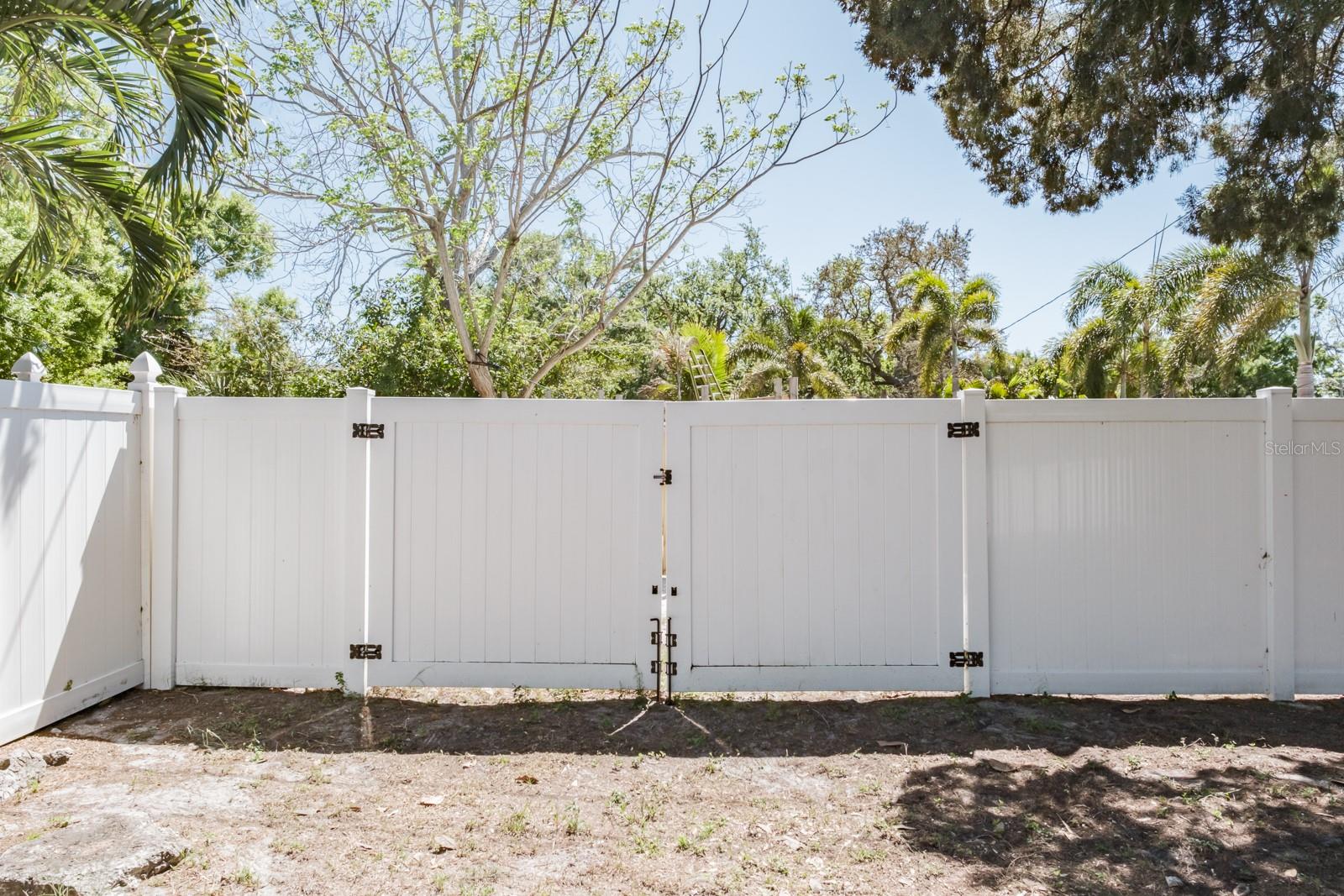 Listing photo id 32 for 4228 37th Avenue N