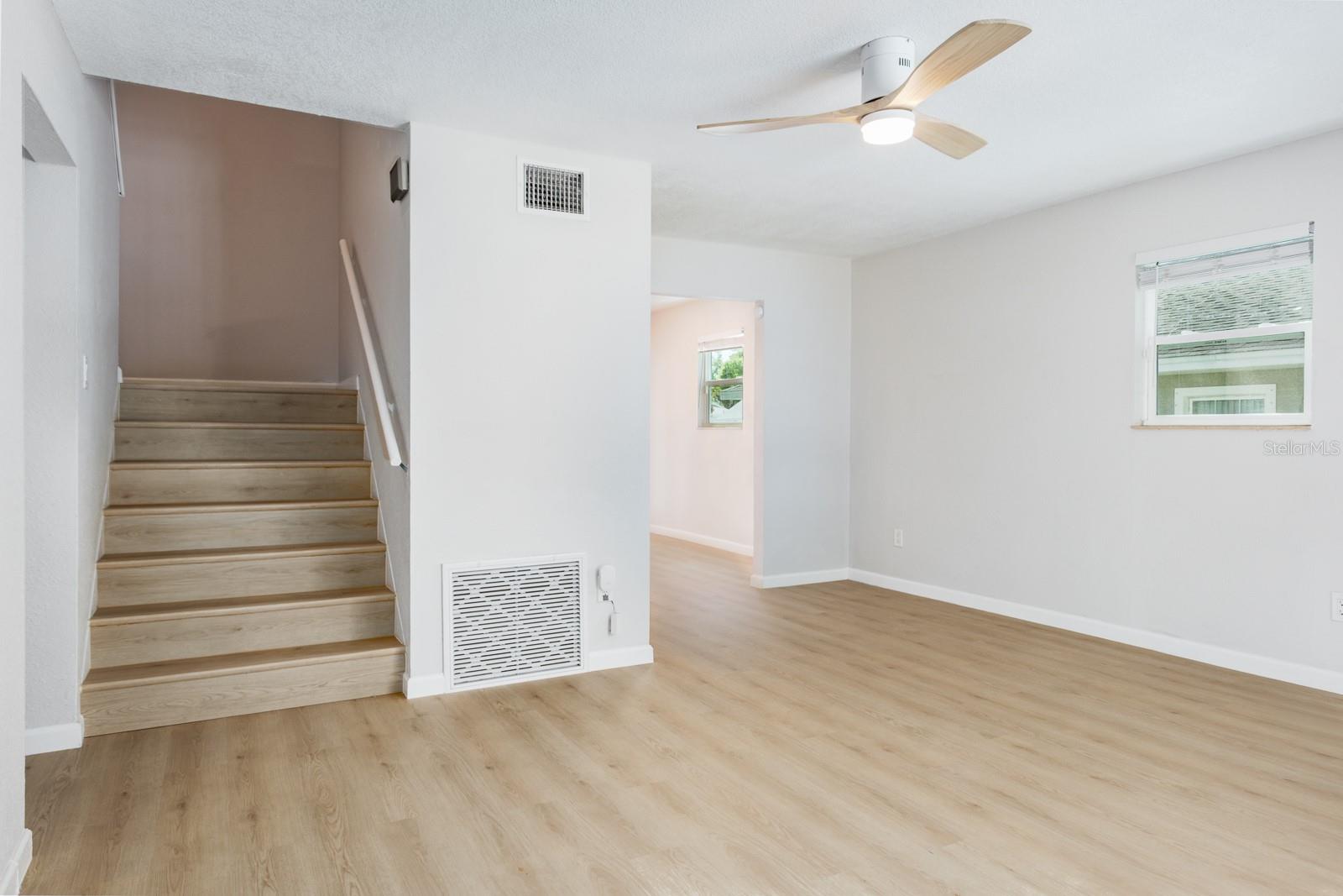 Listing photo id 3 for 4228 37th Avenue N