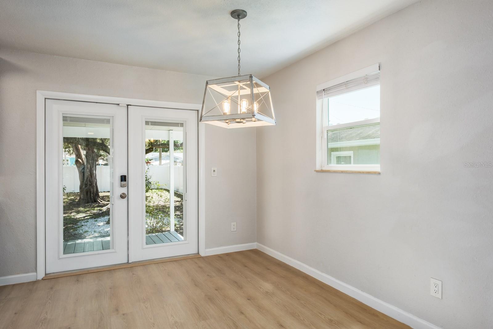 Listing photo id 5 for 4228 37th Avenue N