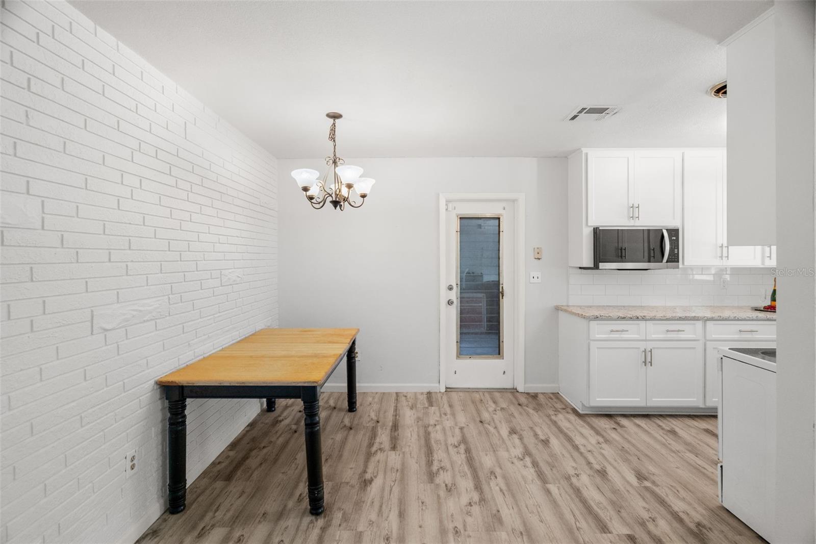 Image 10 of 37 For 2027 Valencia Way E