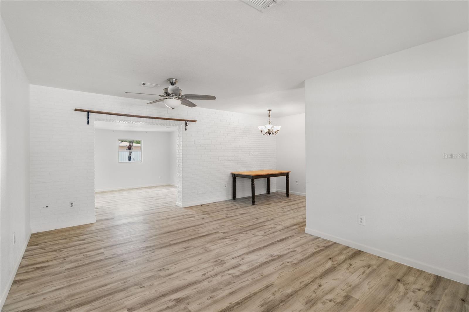 Image 11 of 37 For 2027 Valencia Way E