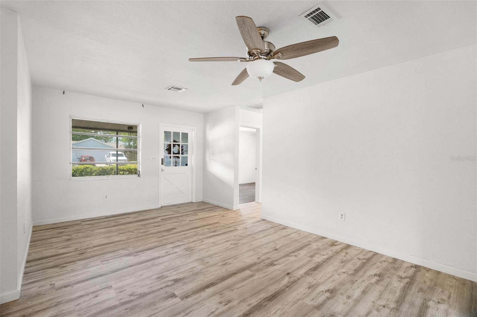 Image 14 of 37 For 2027 Valencia Way E