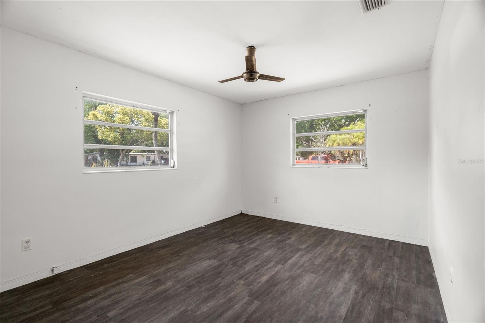 Image 18 of 37 For 2027 Valencia Way E