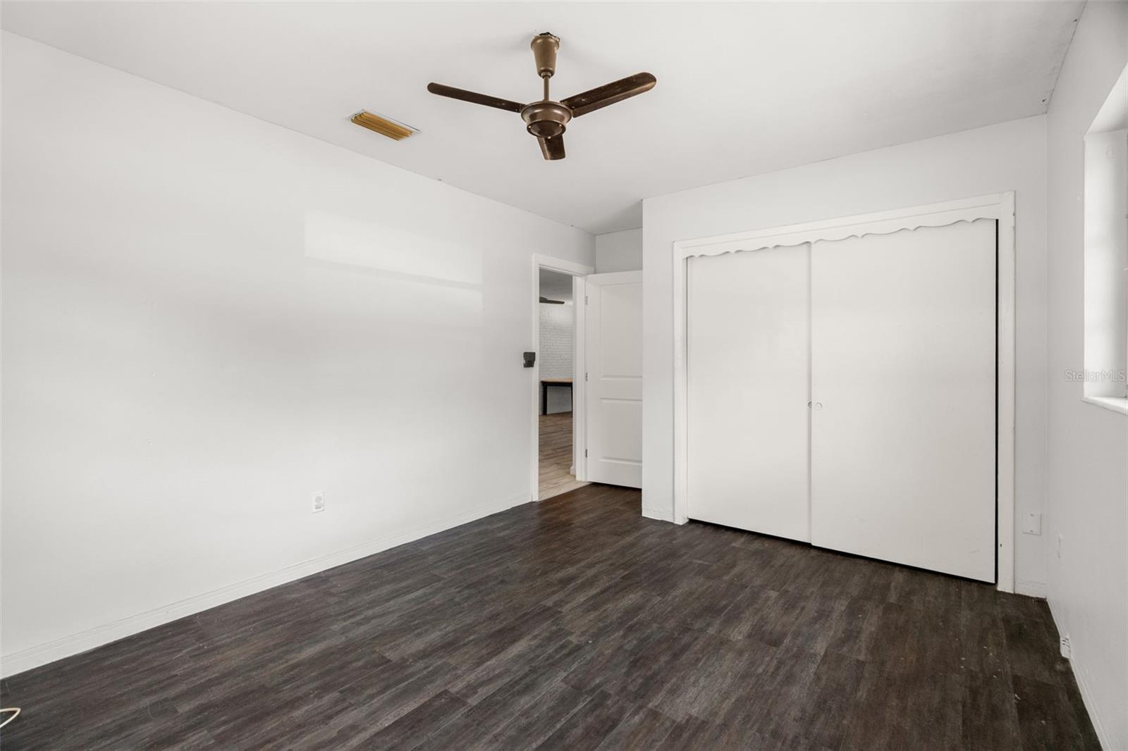 Image 19 of 37 For 2027 Valencia Way E