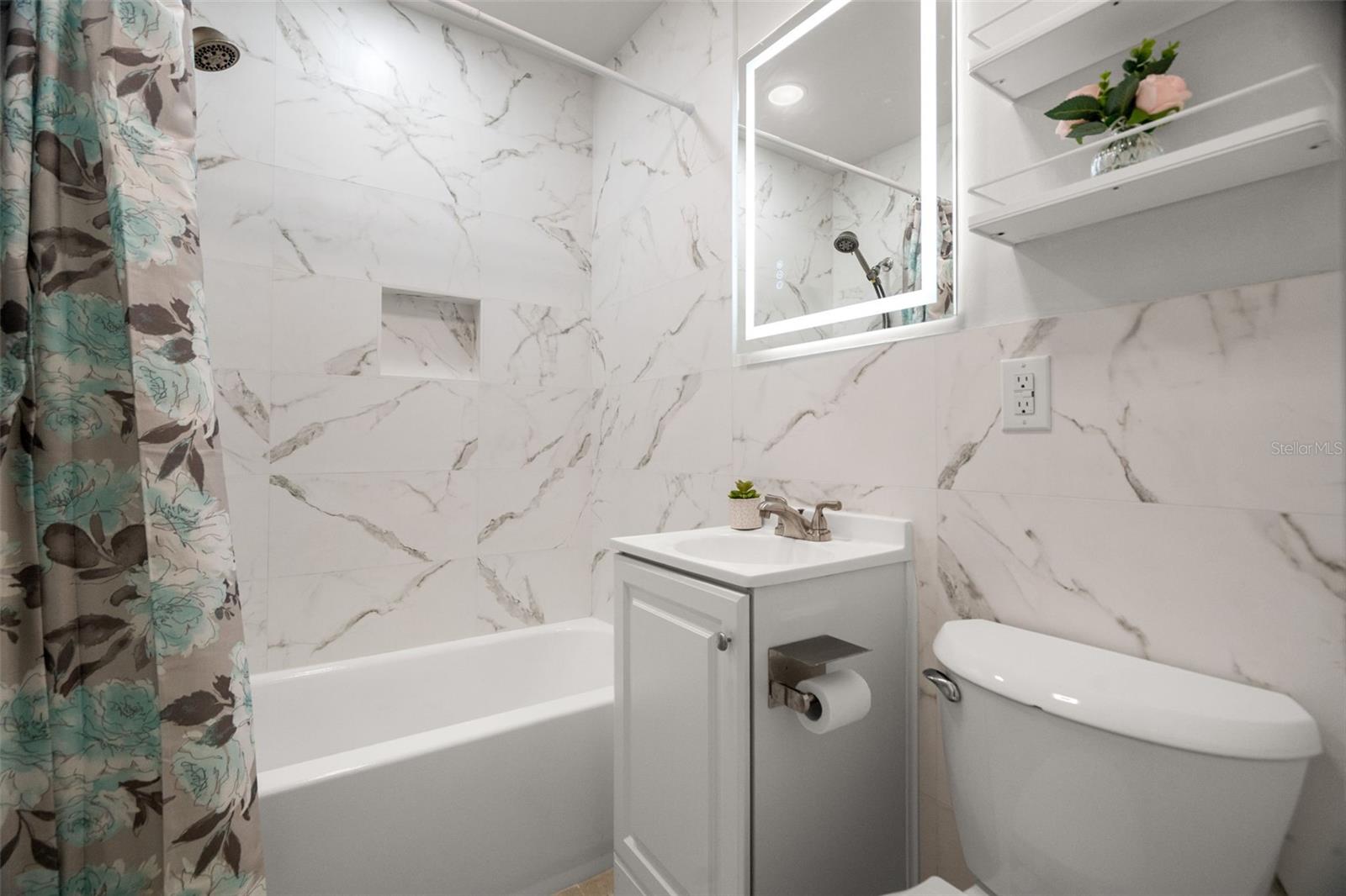 Image 20 of 37 For 2027 Valencia Way E