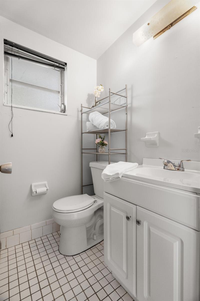 Image 24 of 37 For 2027 Valencia Way E