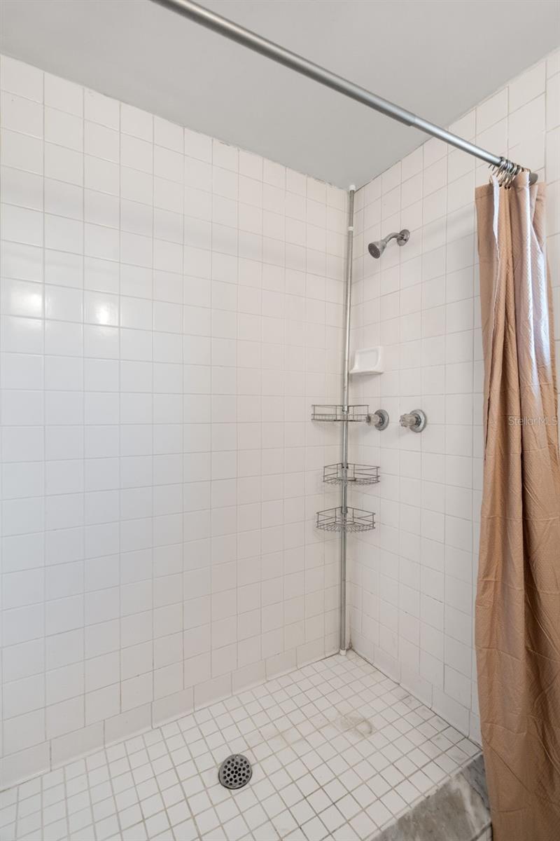 Image 25 of 37 For 2027 Valencia Way E