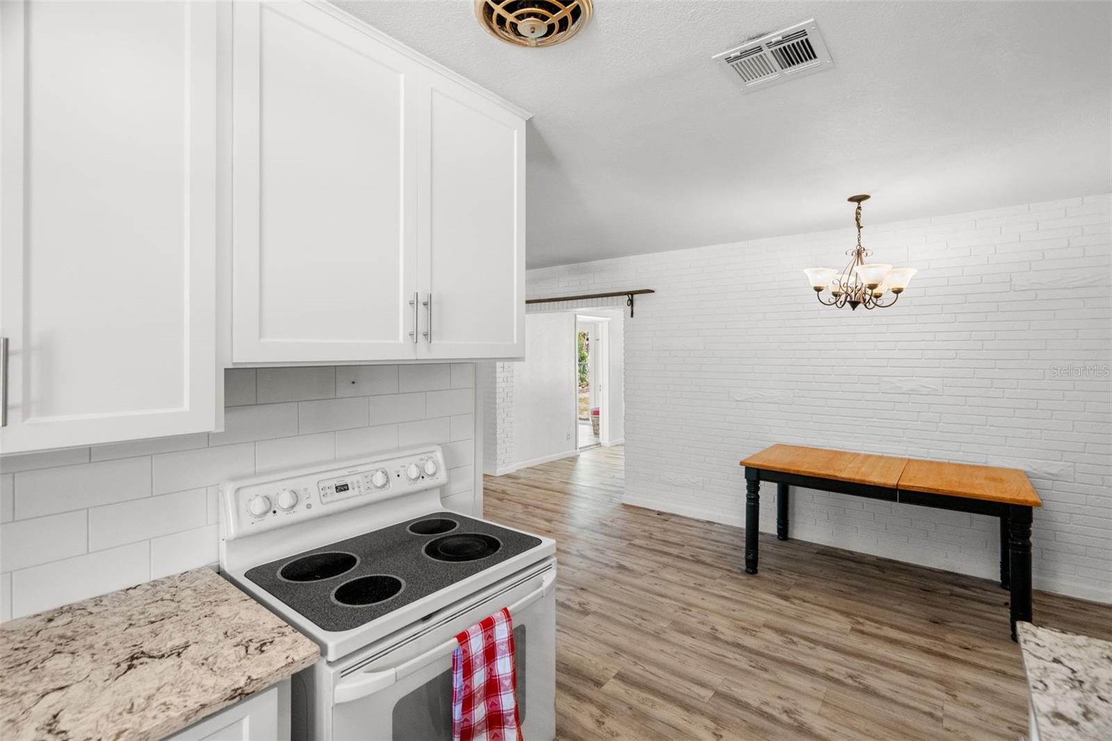 Image 8 of 37 For 2027 Valencia Way E