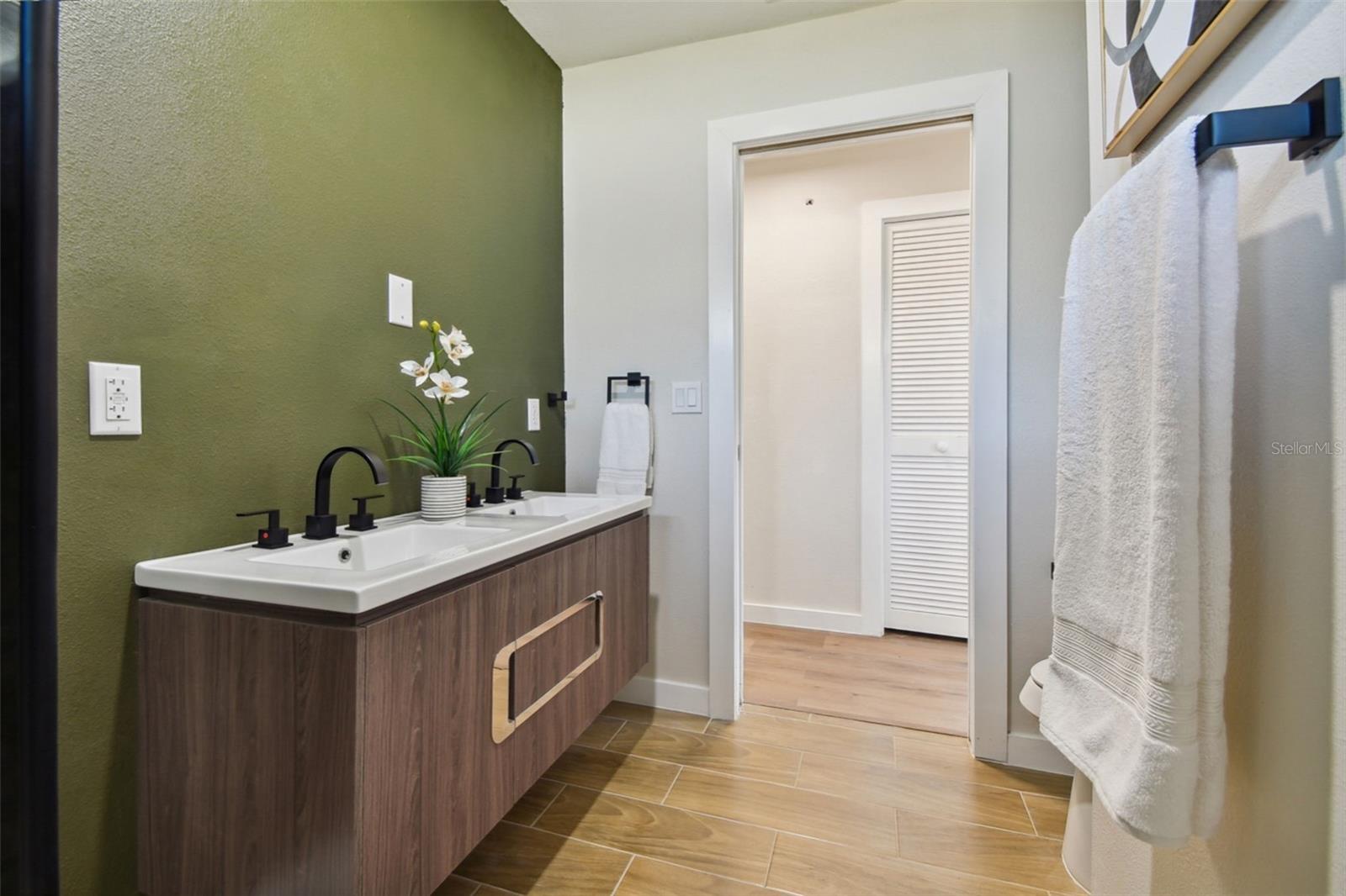 Image 19 of 100 For 570 Casler Avenue