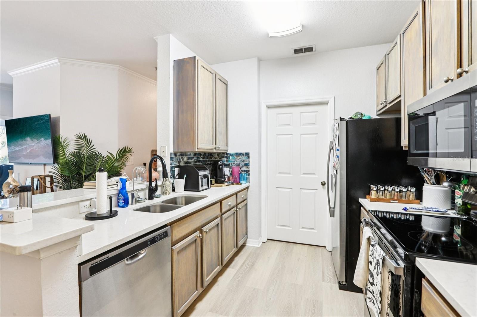 Image 22 of 37 For 10125 Courtney Palms Boulevard 201