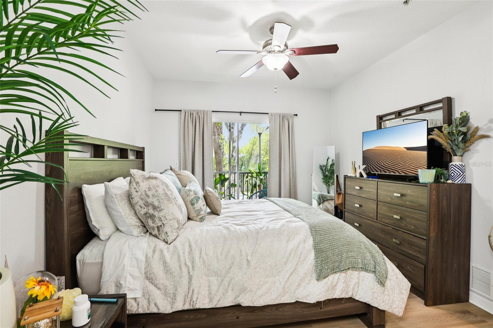 Image 27 of 37 For 10125 Courtney Palms Boulevard 201