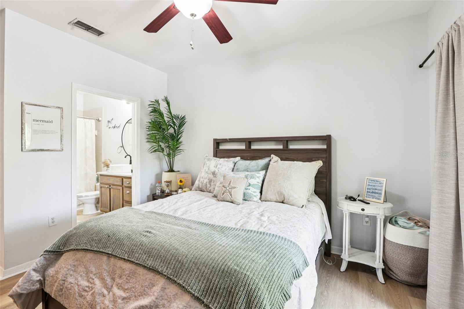 Image 28 of 37 For 10125 Courtney Palms Boulevard 201