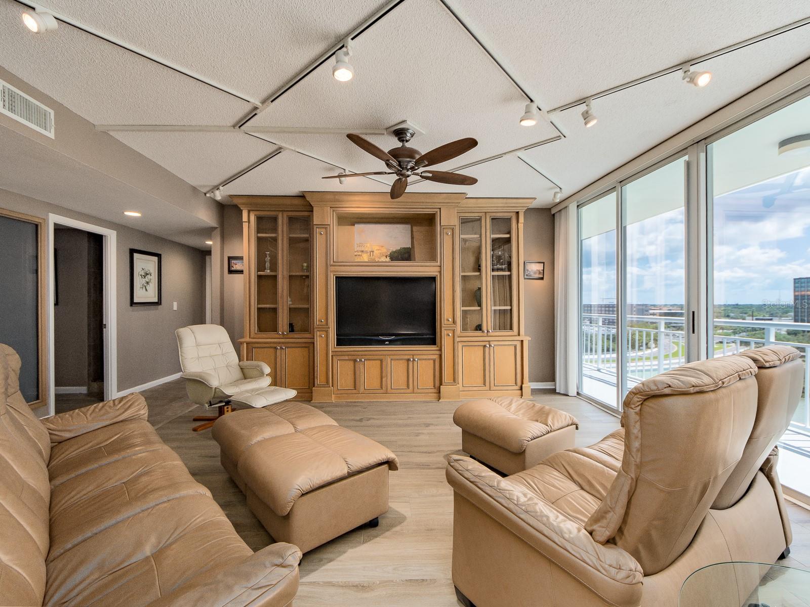 Image 10 of 58 For 100 Pierce Street 1205