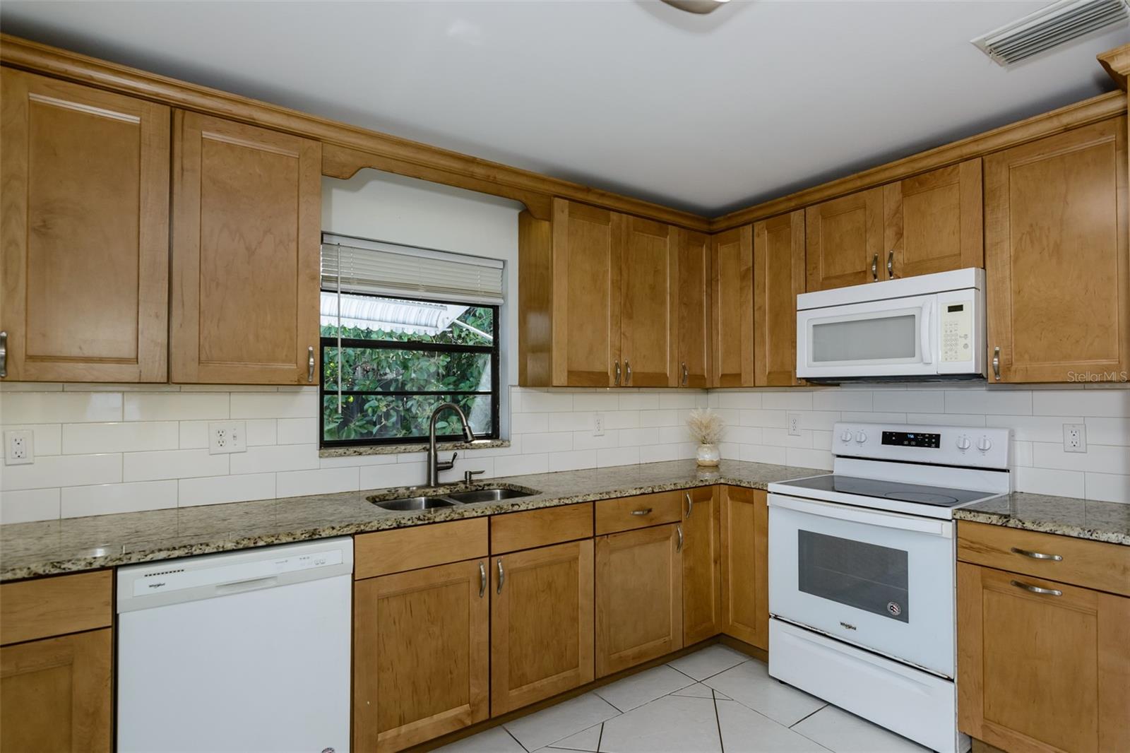 Listing photo id 8 for 2221 Cypress Point Drive E