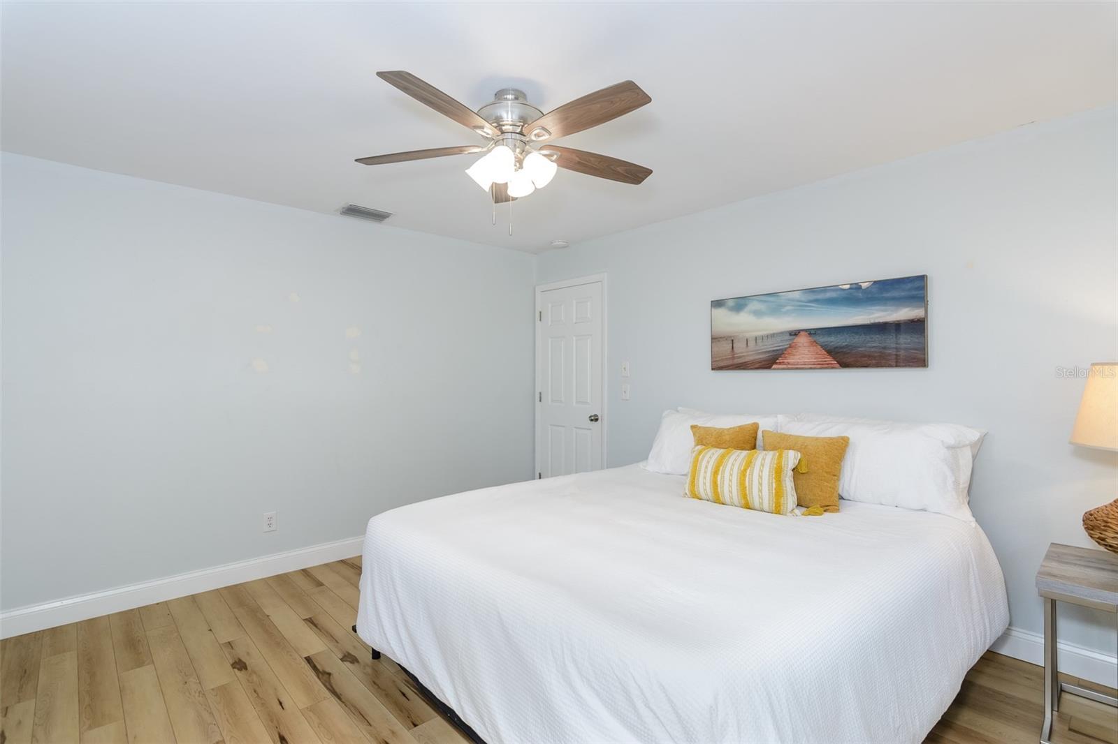 Listing photo id 13 for 2221 Cypress Point Drive E