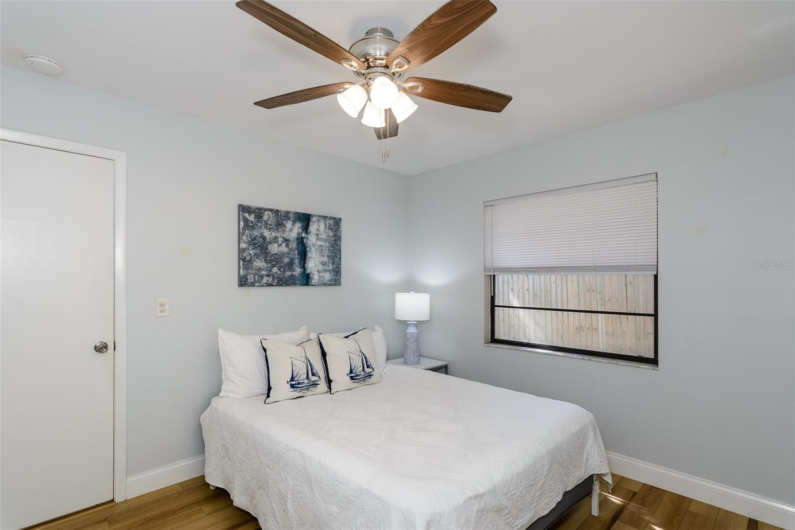 Listing photo id 16 for 2221 Cypress Point Drive E