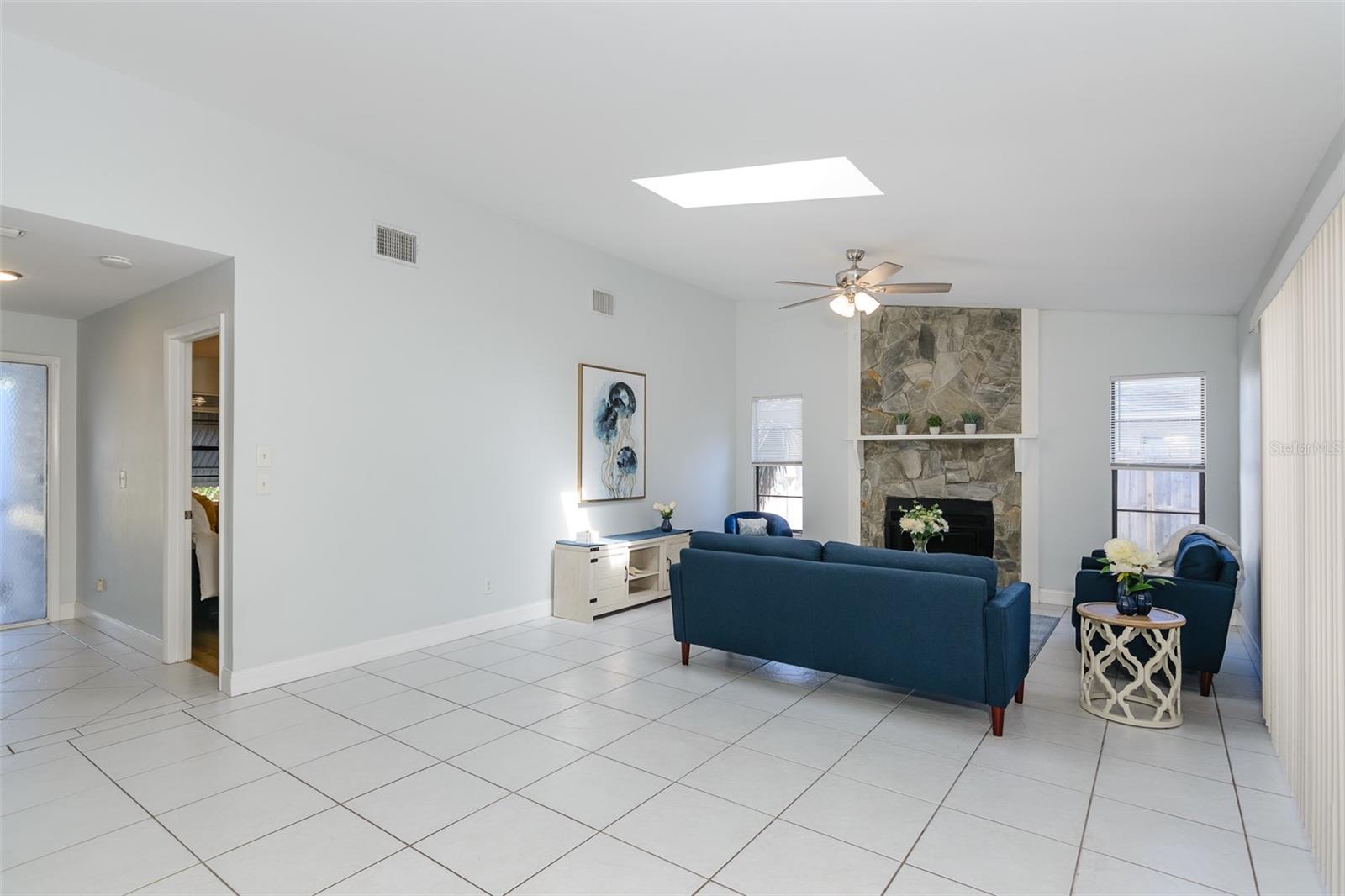 Listing photo id 1 for 2221 Cypress Point Drive E