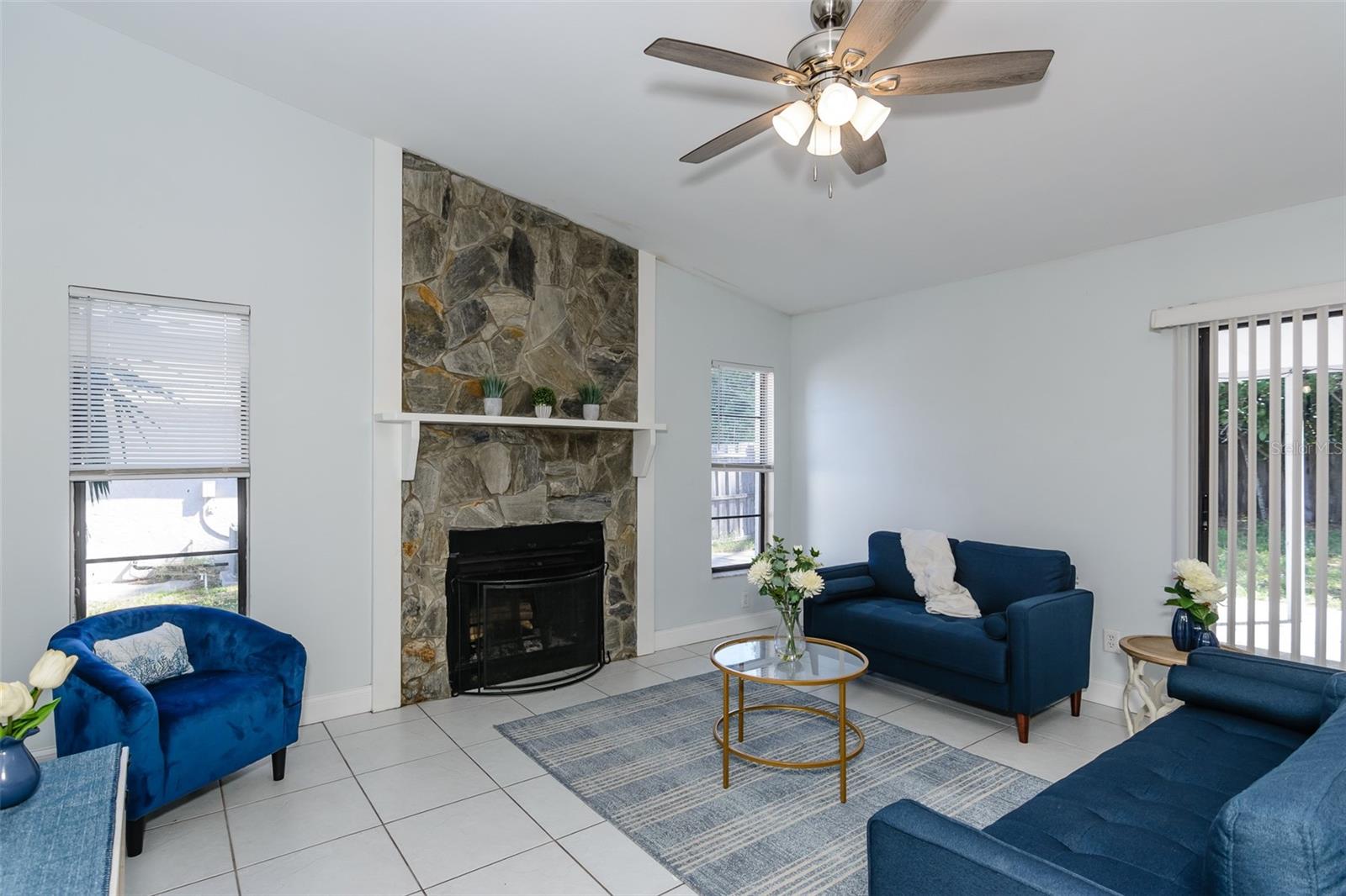 Listing photo id 3 for 2221 Cypress Point Drive E