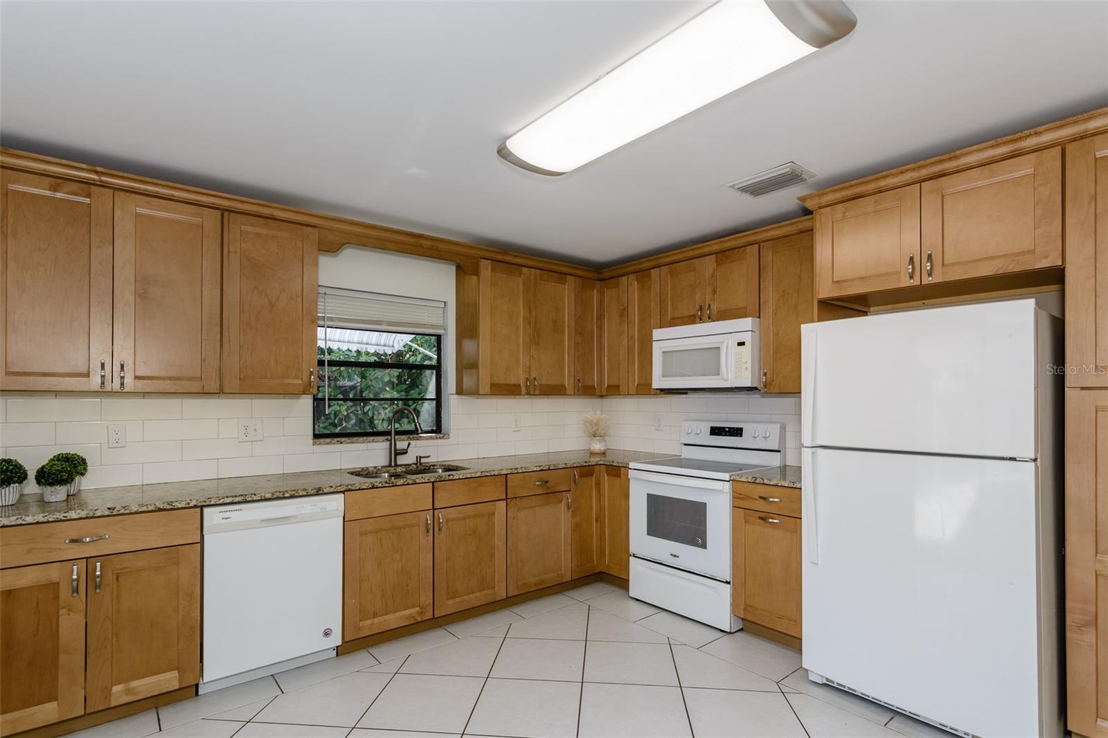 Listing photo id 7 for 2221 Cypress Point Drive E