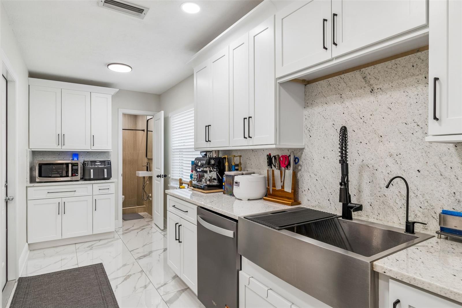 Image 24 of 71 For 1618 Barry Road