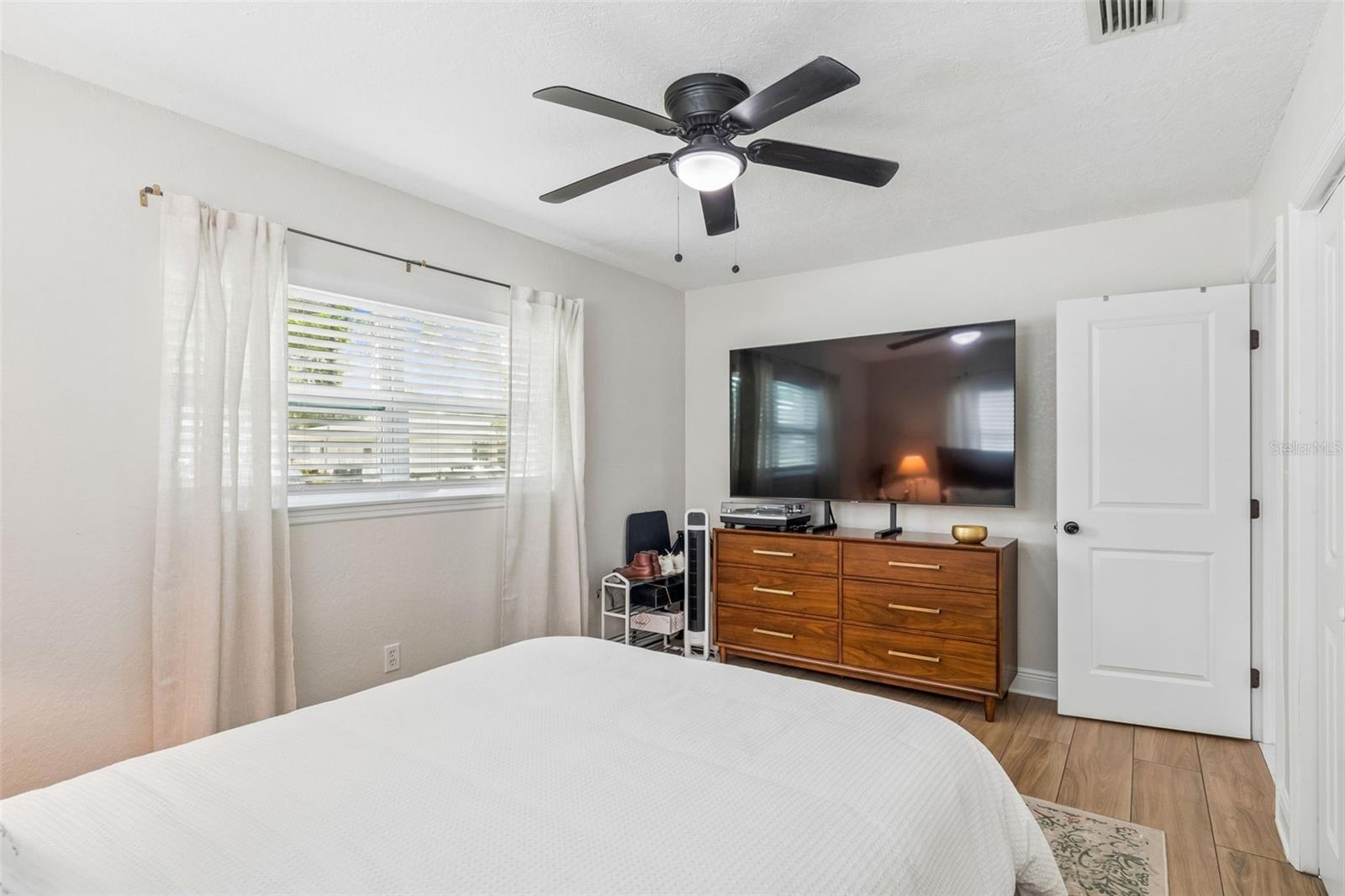 Image 33 of 71 For 1618 Barry Road