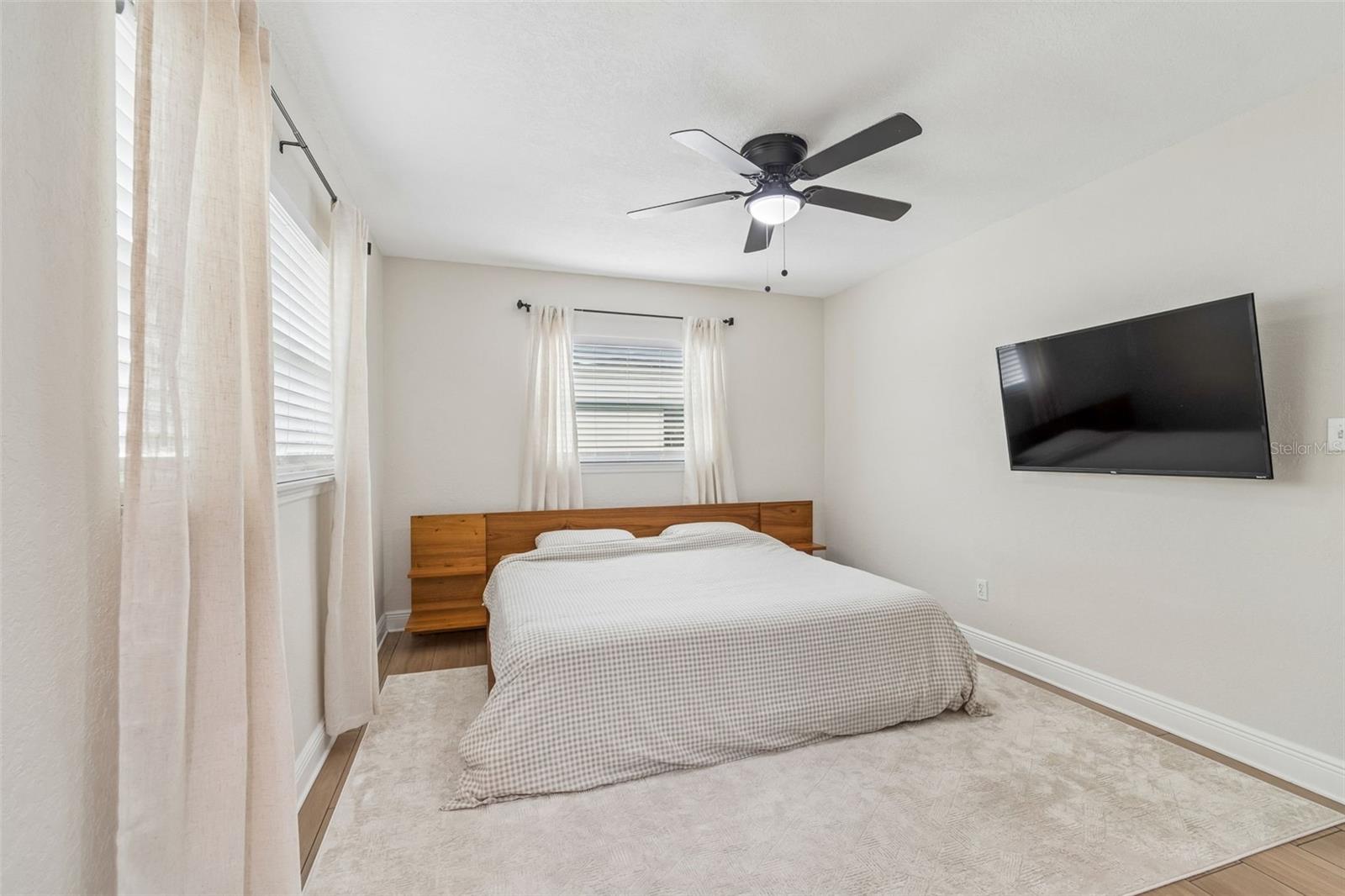 Image 43 of 71 For 1618 Barry Road