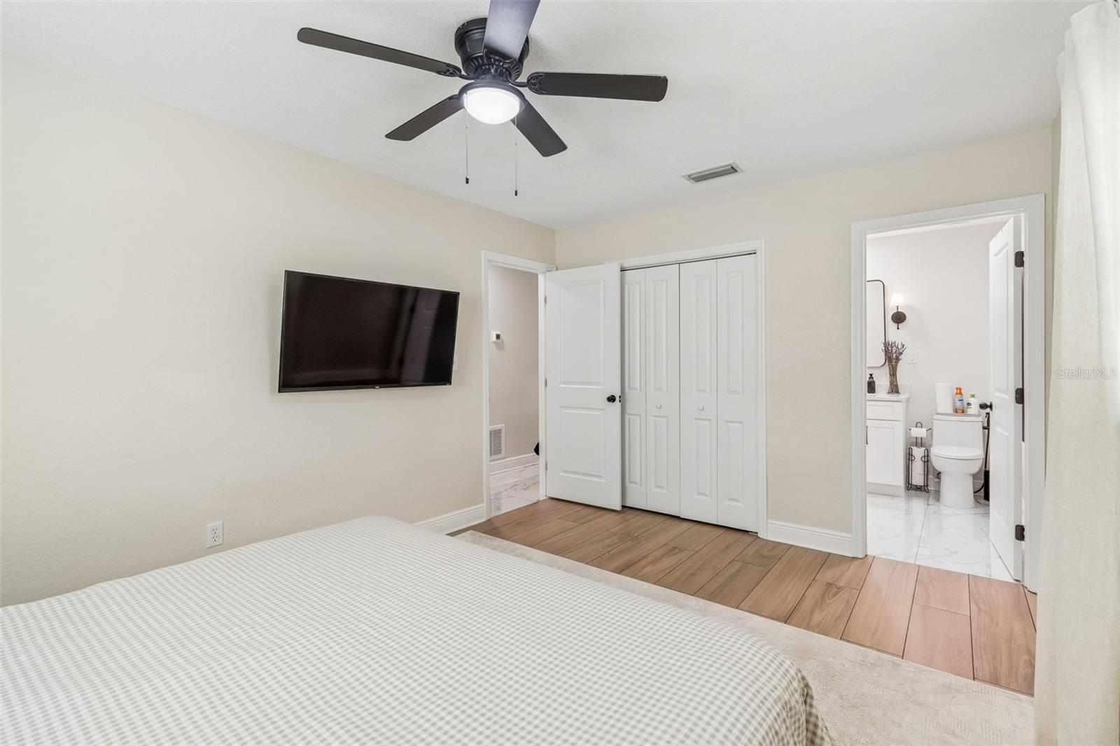 Image 45 of 71 For 1618 Barry Road