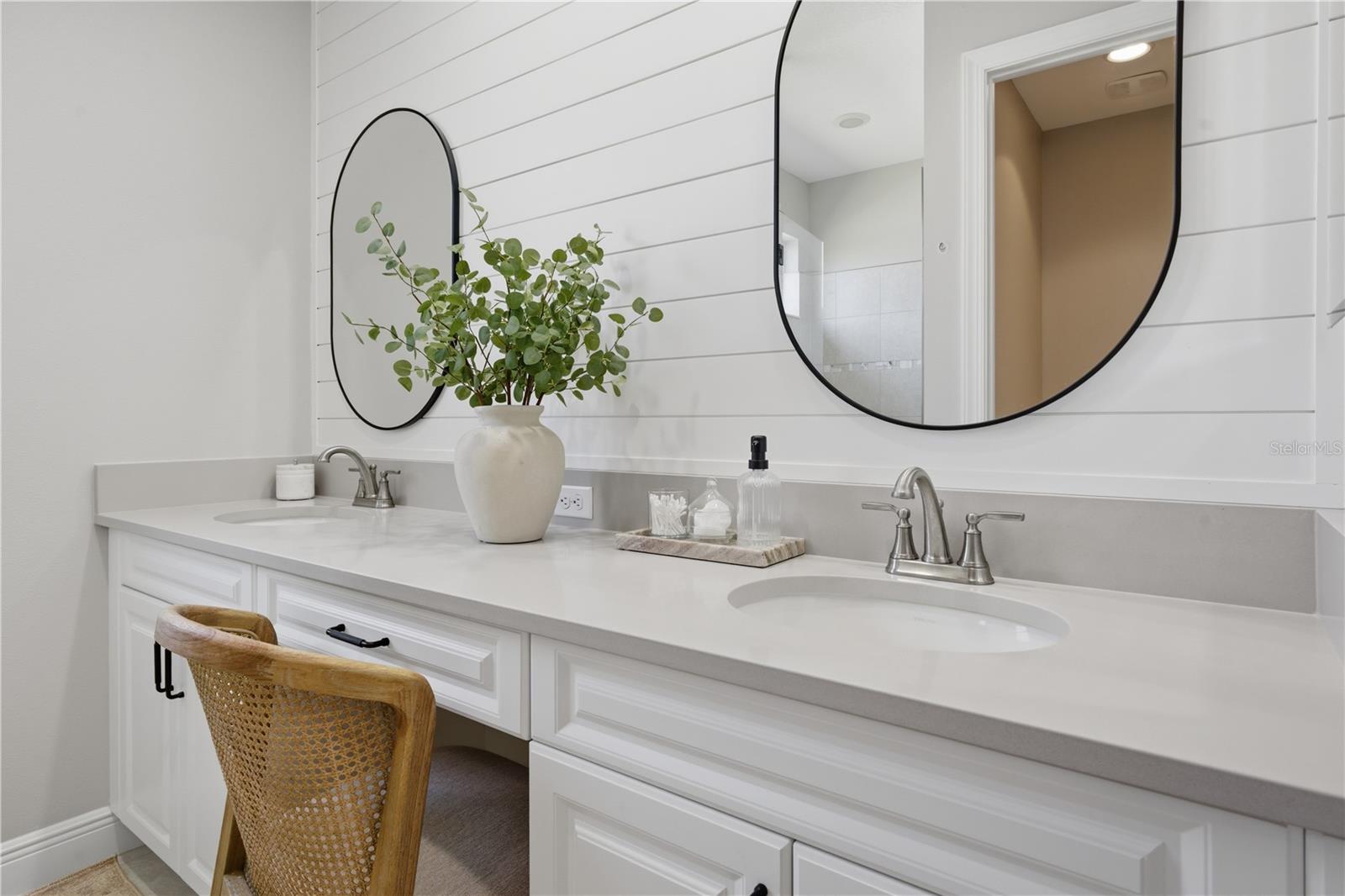 Listing photo id 15 for 1650 Segovia Circle