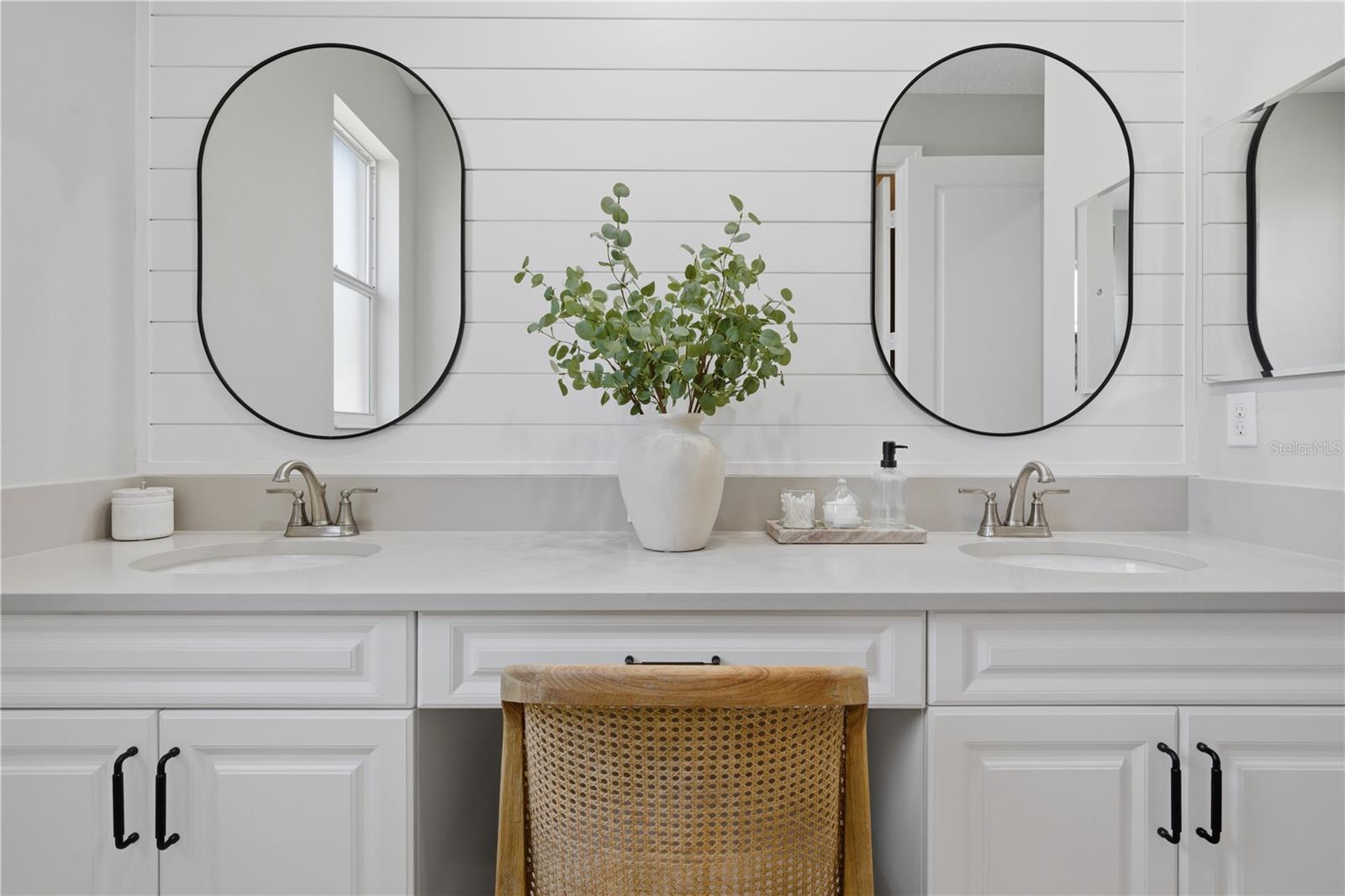 Listing photo id 16 for 1650 Segovia Circle