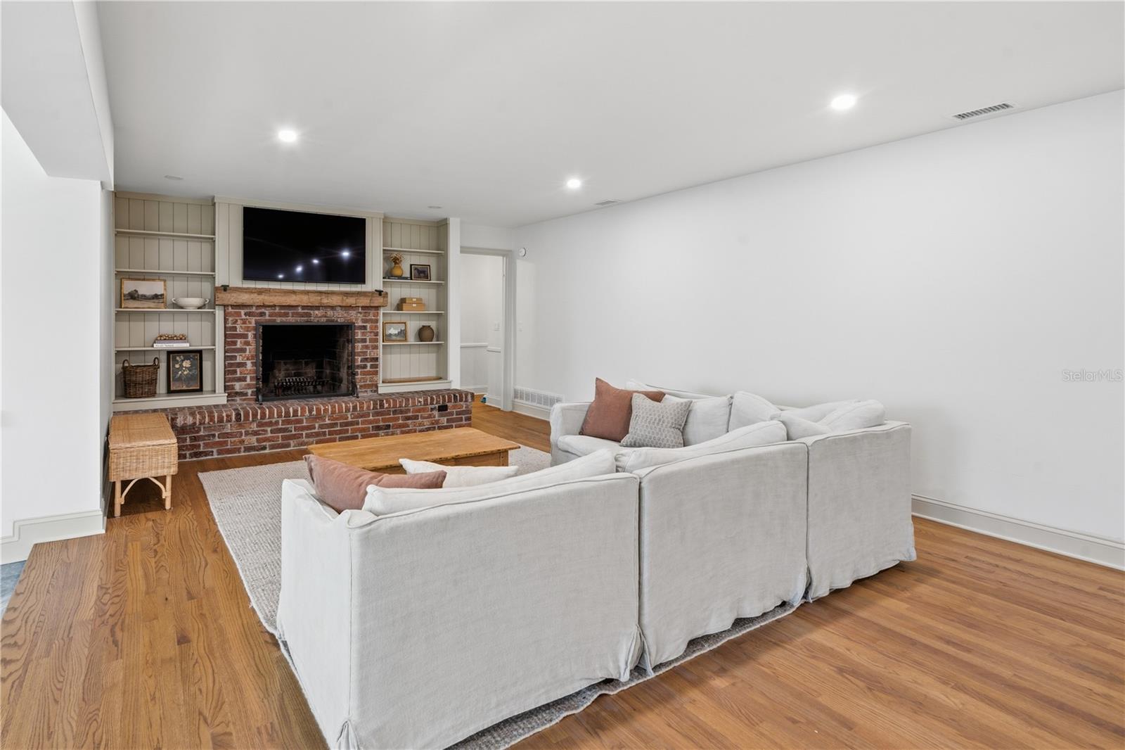 Image 17 of 36 For 1884 Oakdale Lane N