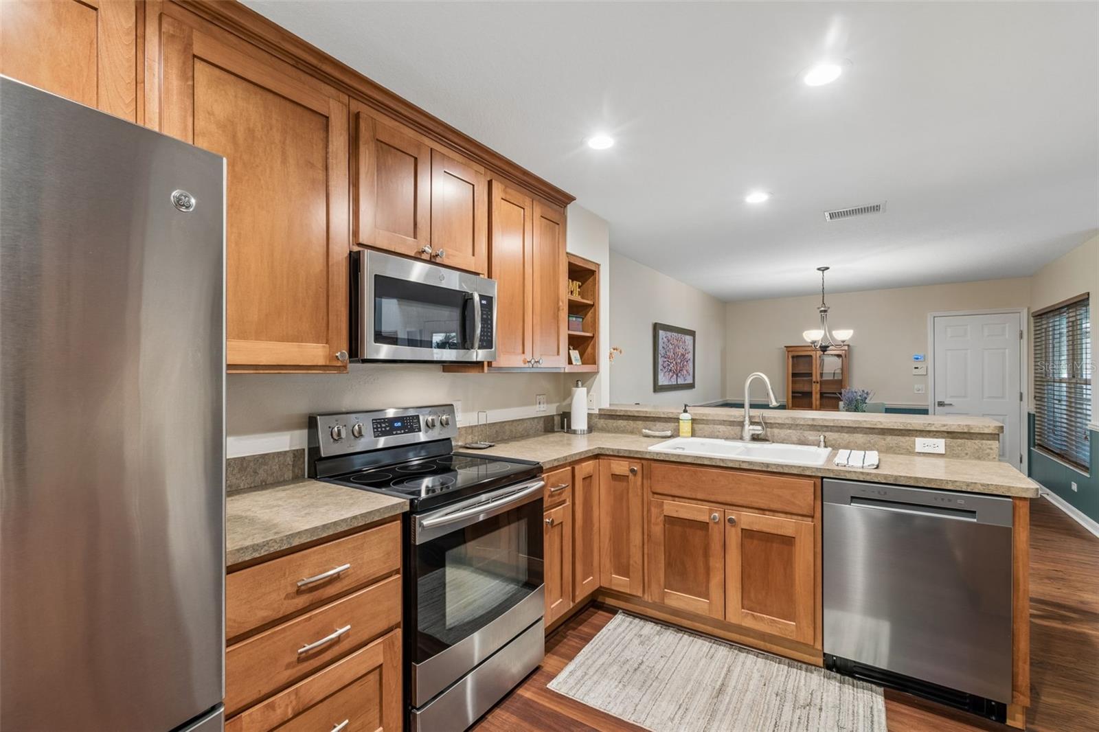 Listing photo id 12 for 5024 Umber Way S