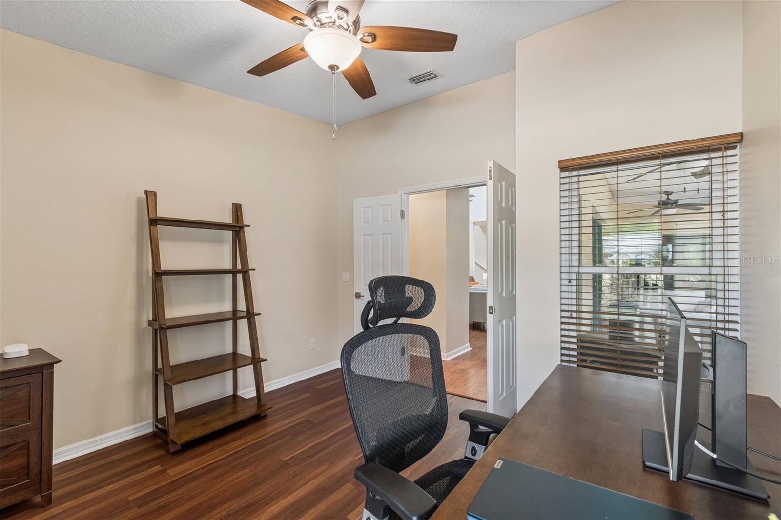 Listing photo id 25 for 5024 Umber Way S