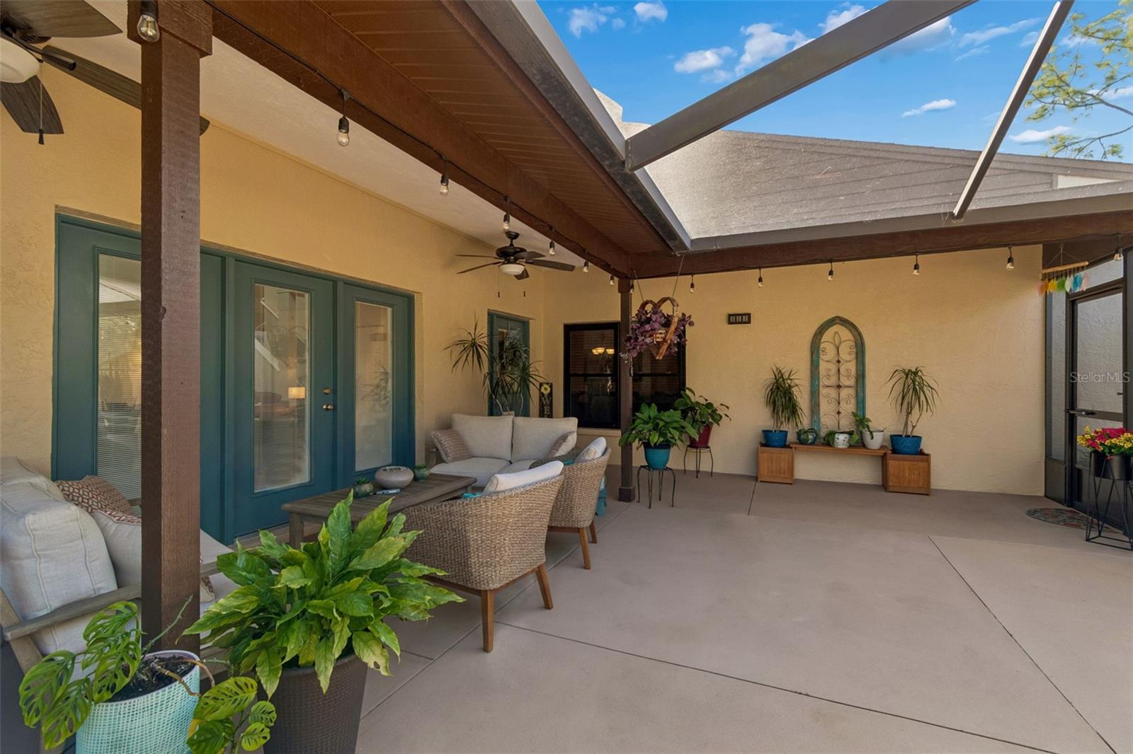 Listing photo id 2 for 5024 Umber Way S